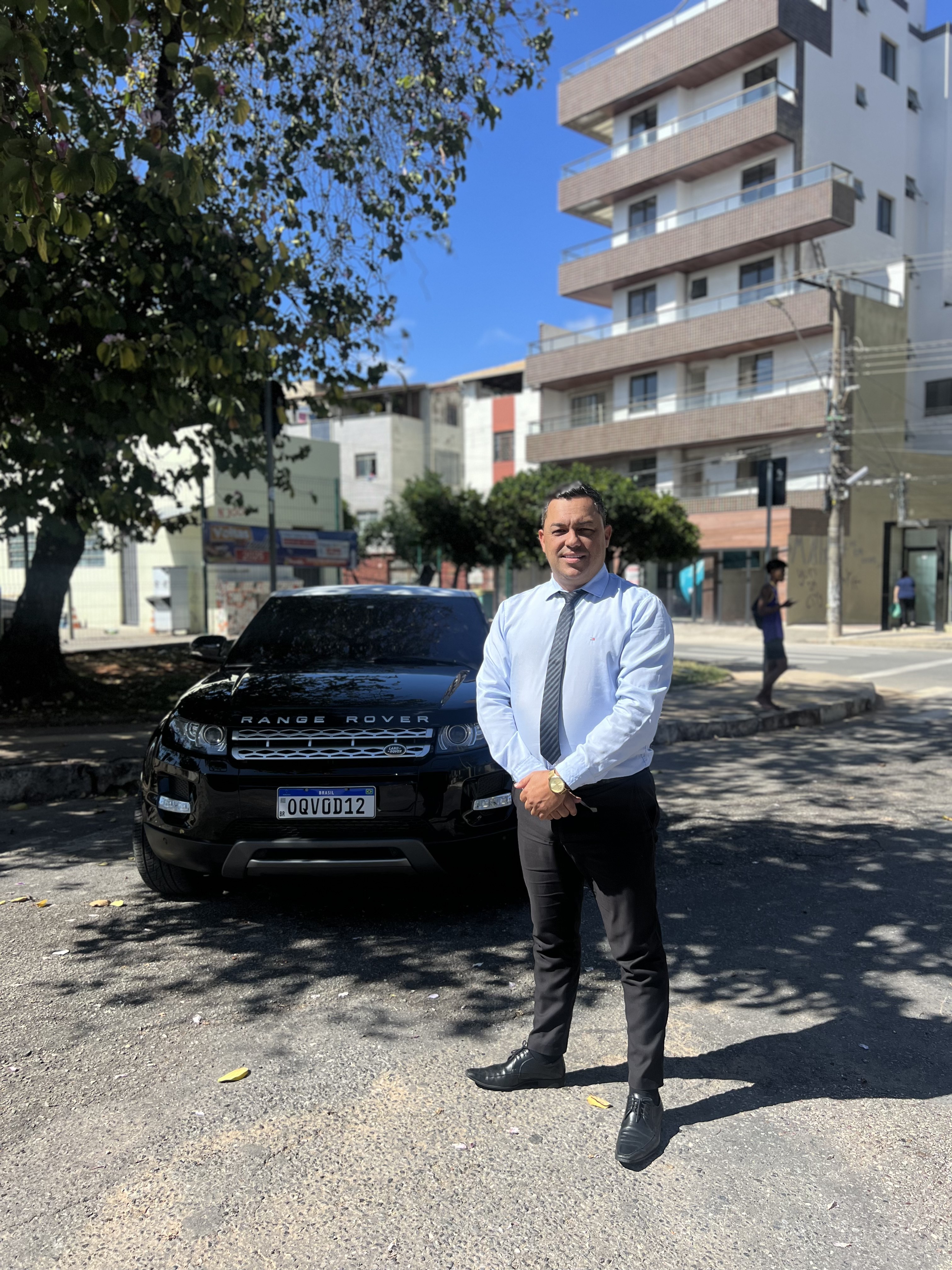 Motorista All Black em atendimento de transfer no Aeroporto de Confins